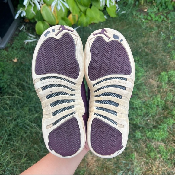 Women’s Nike Air Jordan 12 Bordeaux Shoes Sneakers Comfort 153265-617 Size 6 - Picture 2 of 7